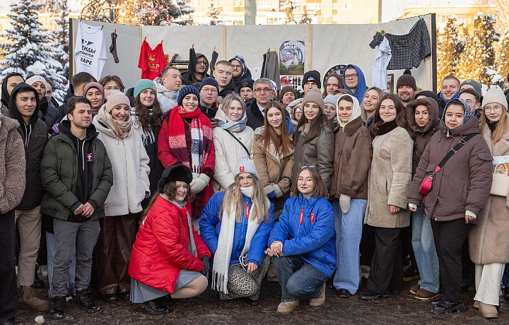 Фото: Правительство Тульской области/Дмитрий Миляев со студентами