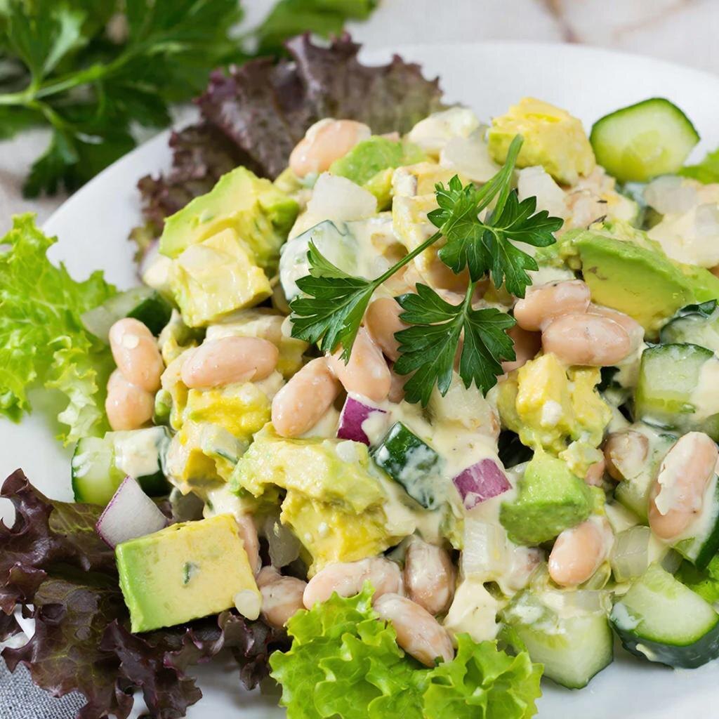 Салат с белой фасолью и авокадо