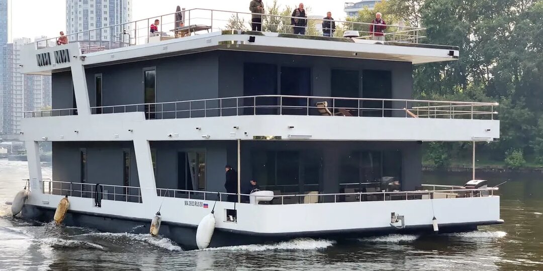 Плавучая дача «Ми Ми» проходит заградительные ворота №73