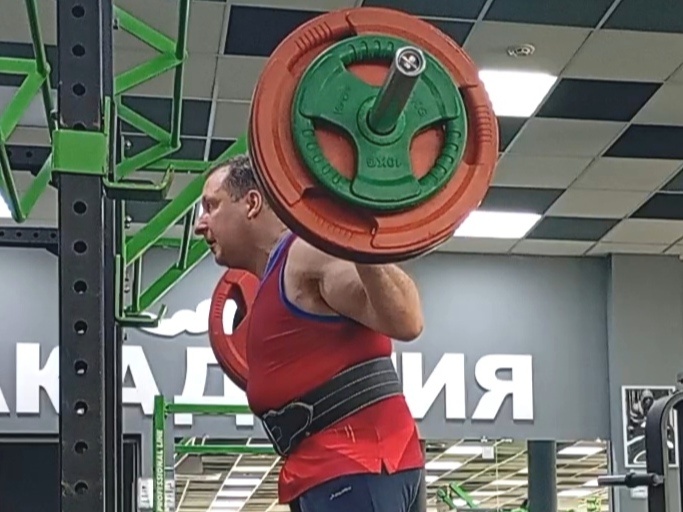 Приседания со штангой на плечах - целая тренировка в одном упражнении. 