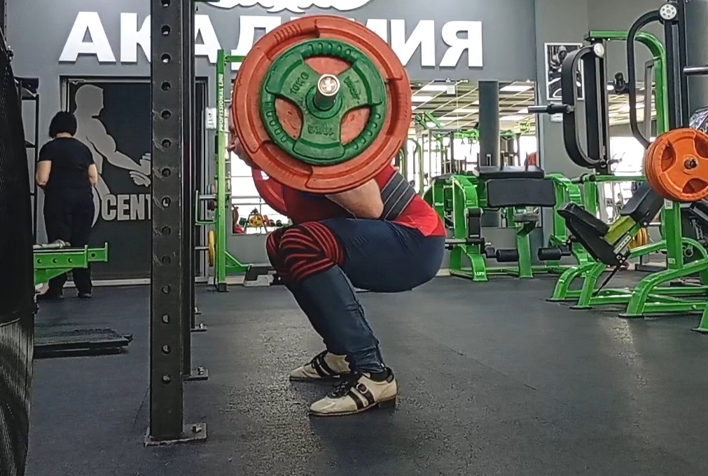 Приседайте со штангой на плечах и будьте здоровы долгие годы! 