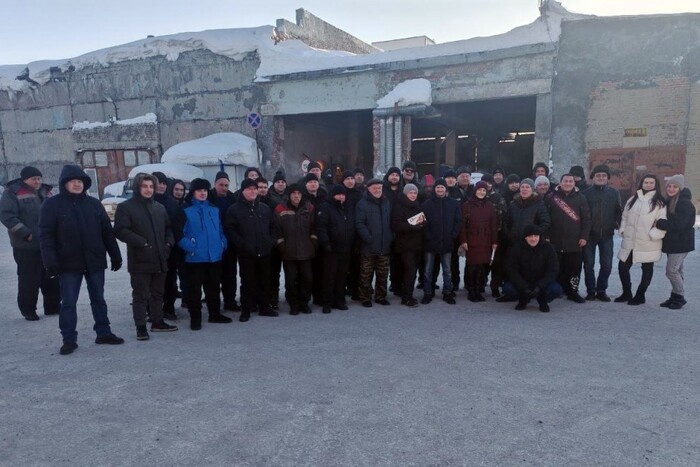 Уволенные работники запечатлели себя в день расчета. На одном из них - лента с ироничной надписью: "Выпускник". Фото предоставлено героями материала.