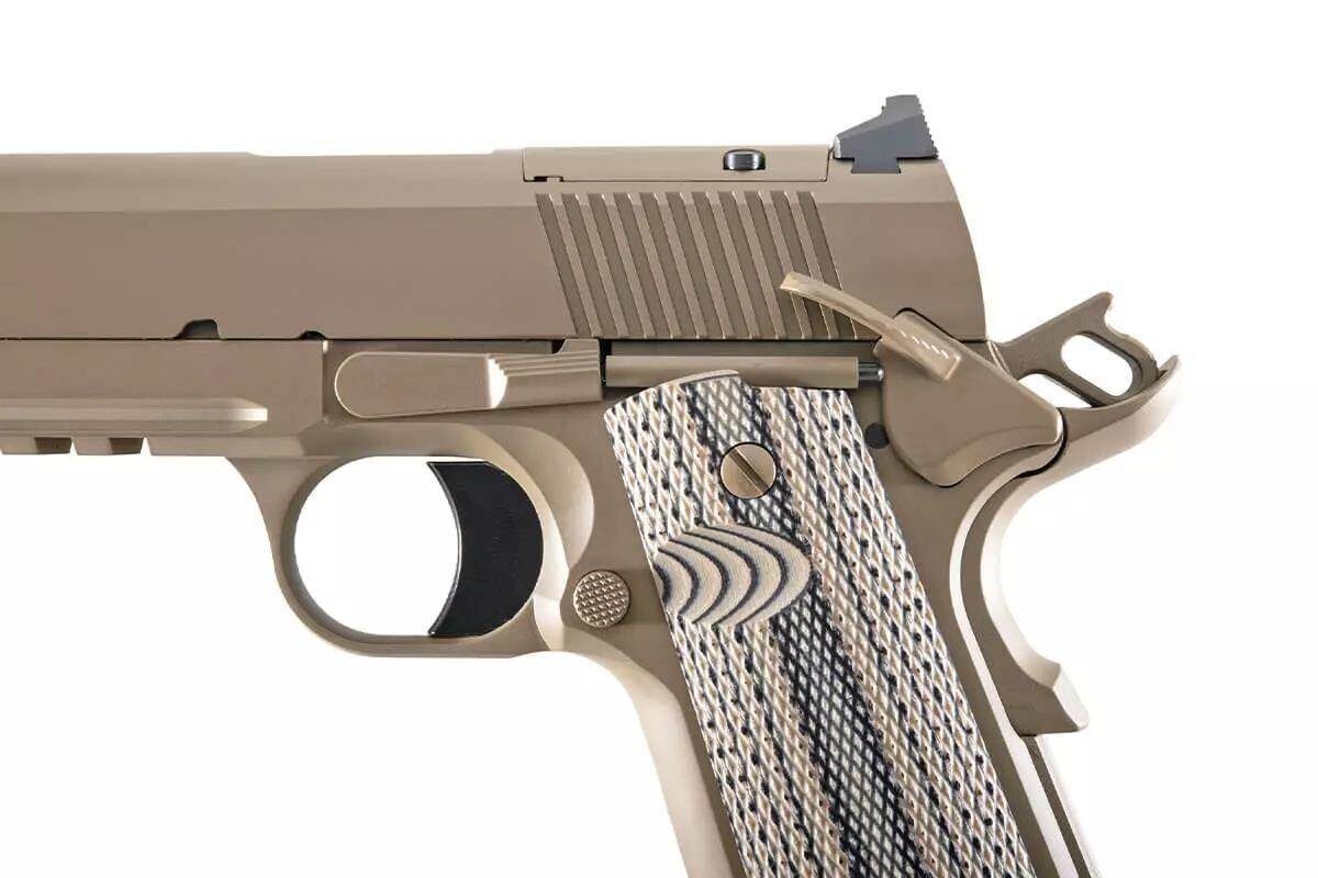 Рукоятки из G-10 стали характерной особенностью модели M45A1, подобно тому как это было у Tisas: их гармоничное сочетание черного и коричневого цветов выгодно выделялось на фоне рамы и затвора.