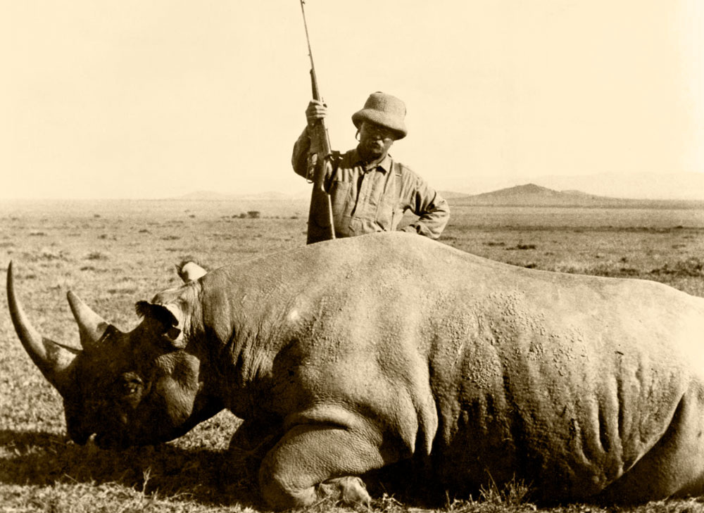 Рузвельт над поверженным носорогом