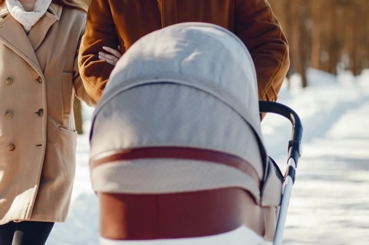    Сброшенная с высоты бутылка едва не угодила в коляску с ребёнком в Воронеже