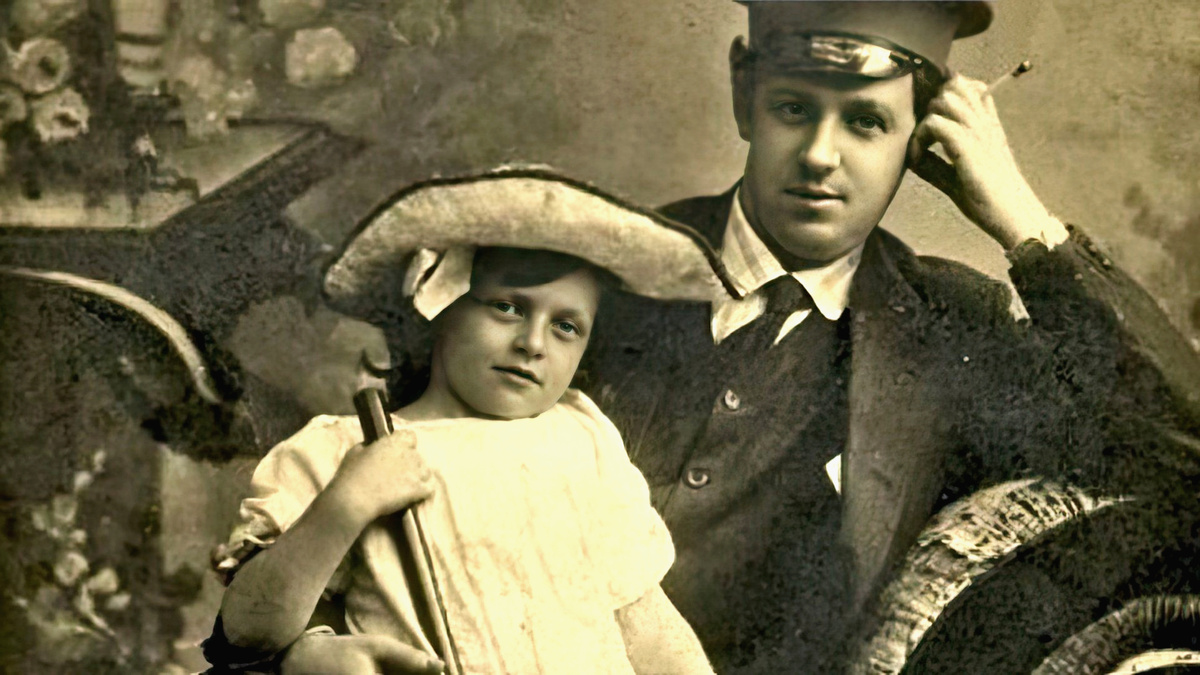 Татьяна Пельтцер в детстве с отцом. Фото: «uznayvse.ru»