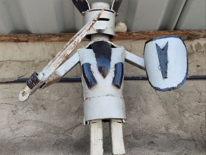 Железный человечек охраняет вход