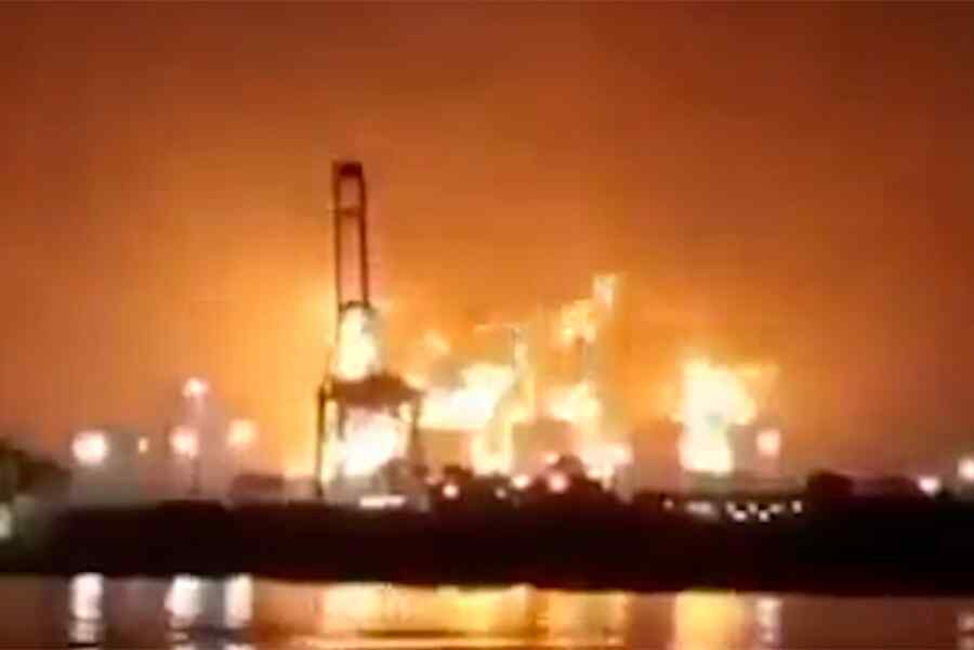 Горящий газоперерабатывающий комплекс в Катаре