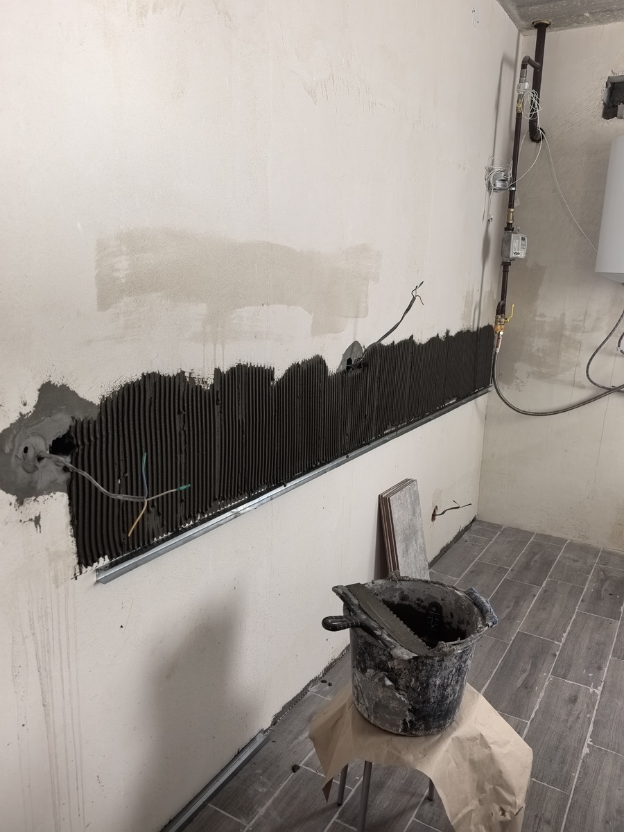 Нанесение плиточного клея зубчатым шпателем