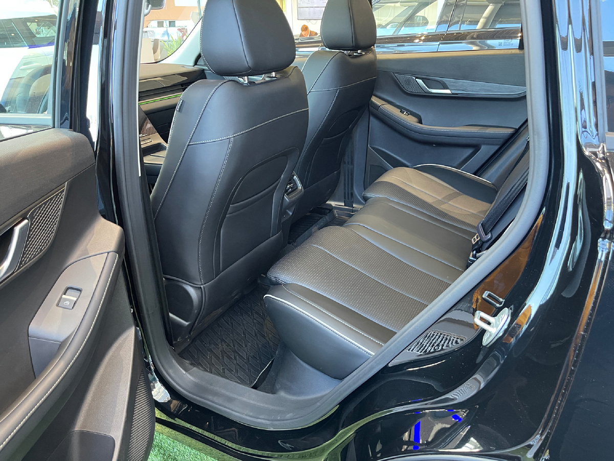 Вот такой вот здесь задний ряд. Сиденье, где должен сидеть водитель, Миша настроил под себя.