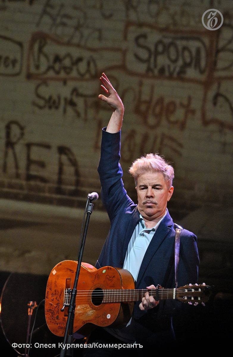 Солист группы Brazzaville Дэвид Браун во время концерта