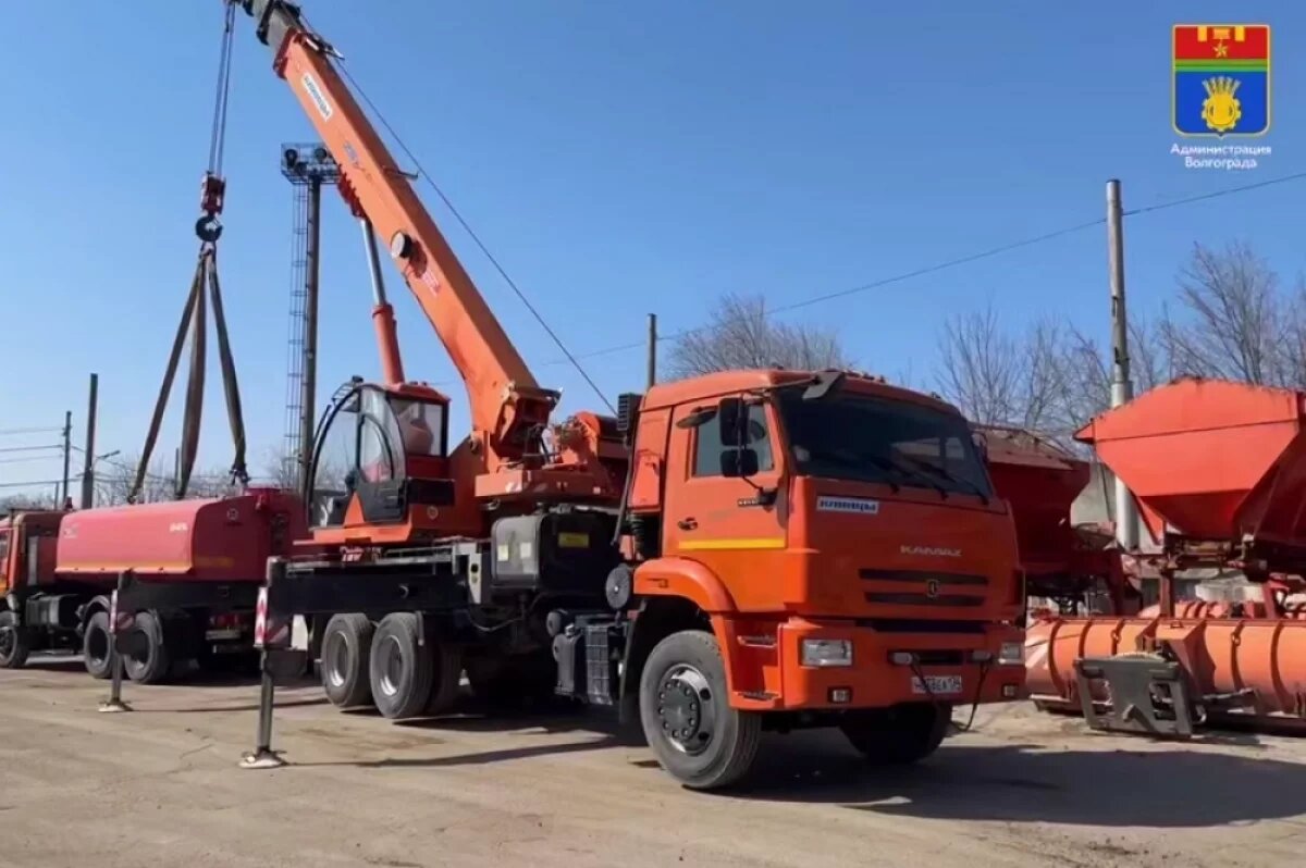    В Волгограде дорожную технику переоборудуют под весну и лето — видео