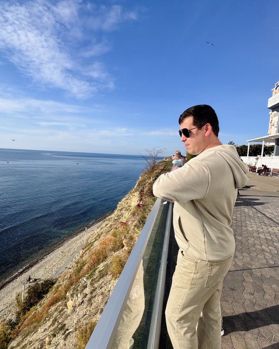 Привет, я Оксана. В марте 2024 года мы переехали из Перми в Анапу. Мы семья медиков. Муж работает на скорой, я занимаюсь детьми (их у нас трое)  и веду блоги в социальных сетях. Подписывайтесь и следите за жизнью многодетной семьи на берегу Черного моря.