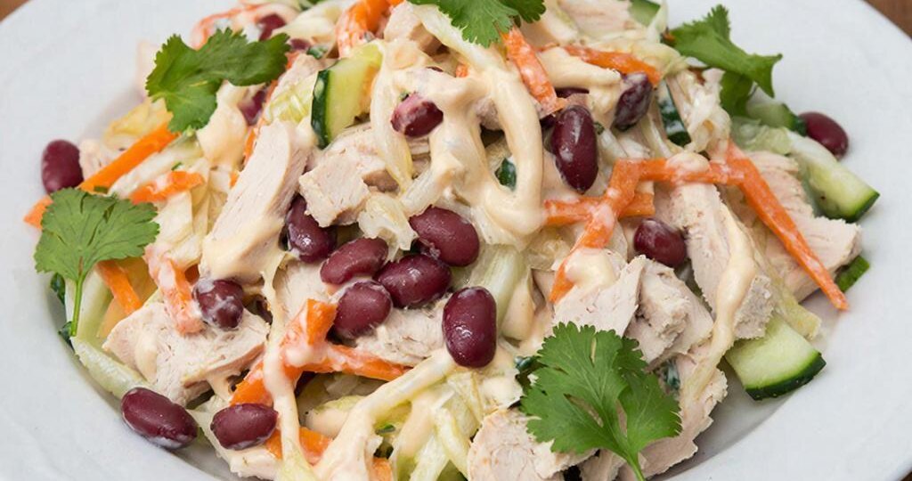 Три рецепта салатов с консервированной красной фасолью и куриной грудкой