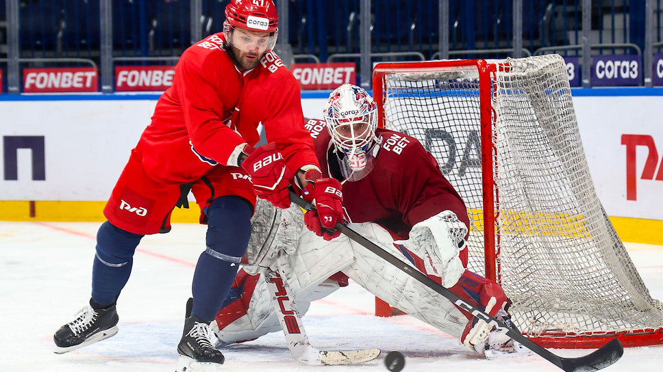 Нападающий Александр Радулов и вратарь Даниил Исаев.📷Фото: ХК «Локомотив»