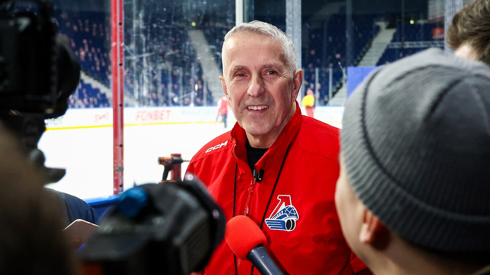Главный тренер Боб Хартли с журналистами.📷Фото: ХК «Локомотив»