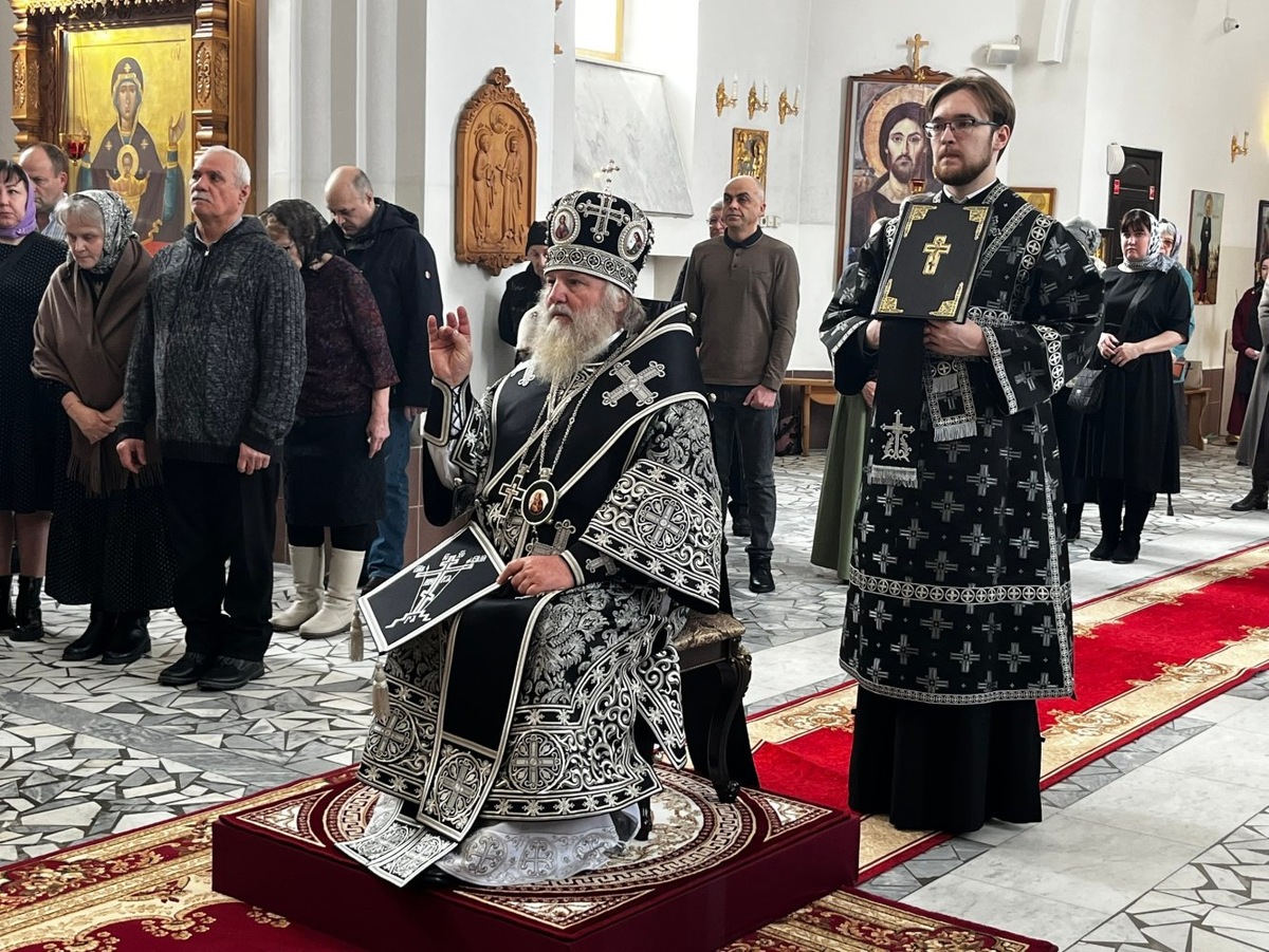    В Пойковском митрополит Павел совершил особое великопостное богослужение в Храме Святой Троицы