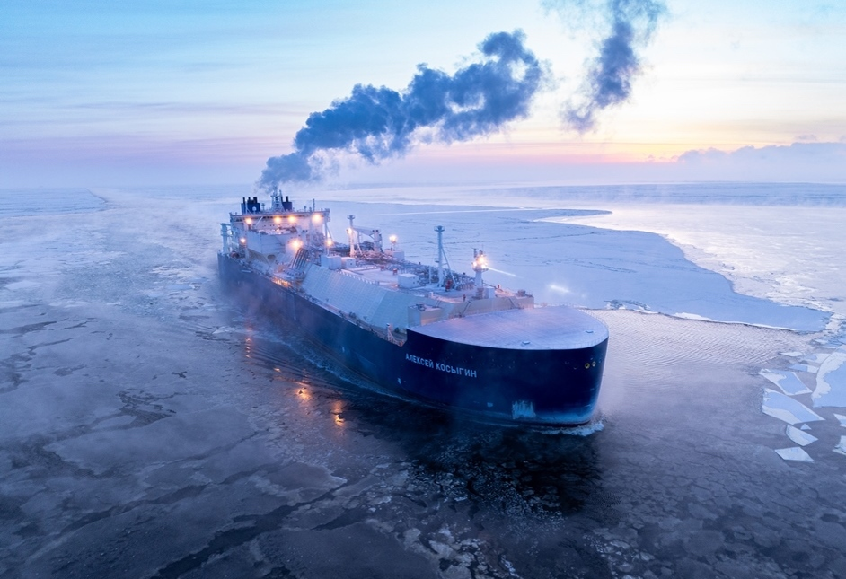 Источник: https://goarctic.ru/work/pervyy-postroennyy-v-rossii-arkticheskiy-gazovoz-aleksey-kosygin-nachal-rabotu-na-proekte-arktik-spg/