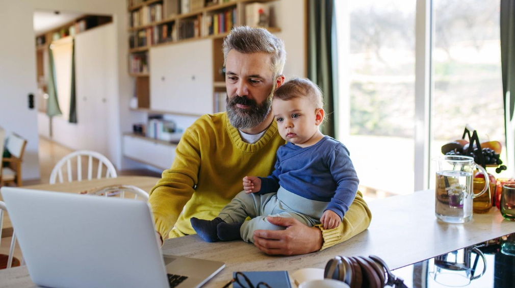 Не все мужчины довольны своей ролью отца. Многие ещё больше погружаются в работу, когда дома дела идут не так, как хотелось бы © HalfPoint Images / Imago Images
