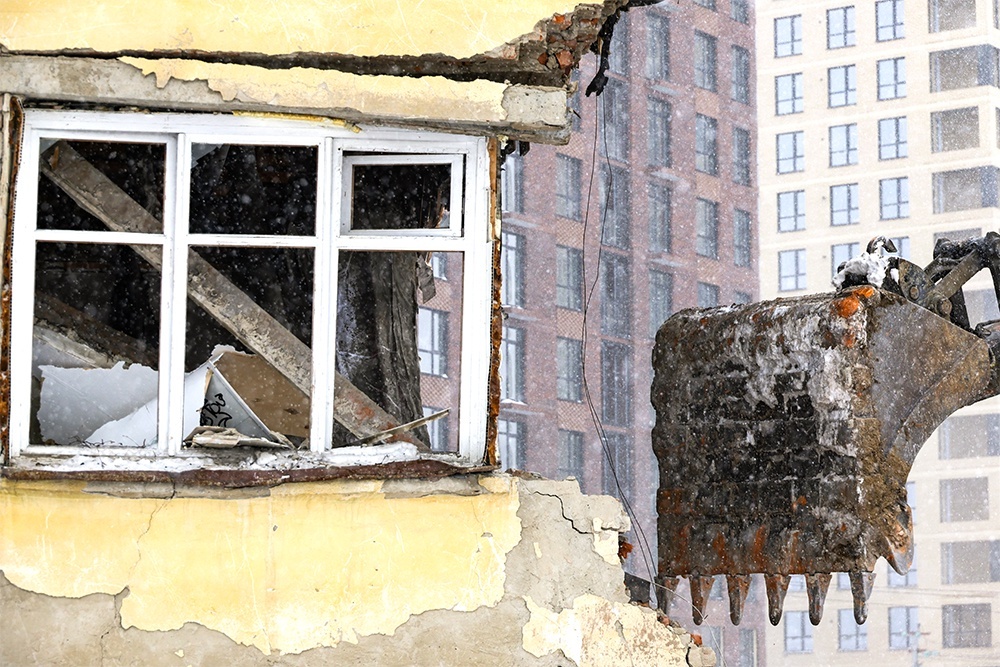    Пока люди ждут компенсации за аварийный дом, проходит немало времени. Поэтому они должны иметь право на индексацию. / Кирилл Кухмарь/ТАСС