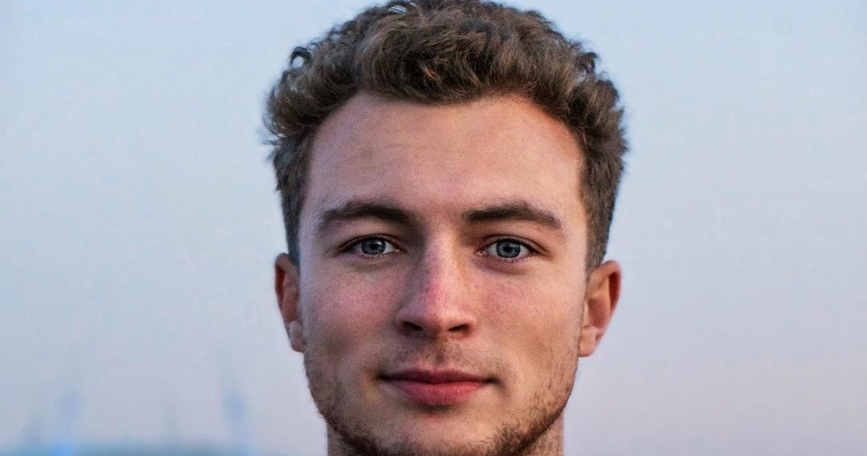 А с волосами-то по-моложе и по-симпатичнее Кирилл Колесников