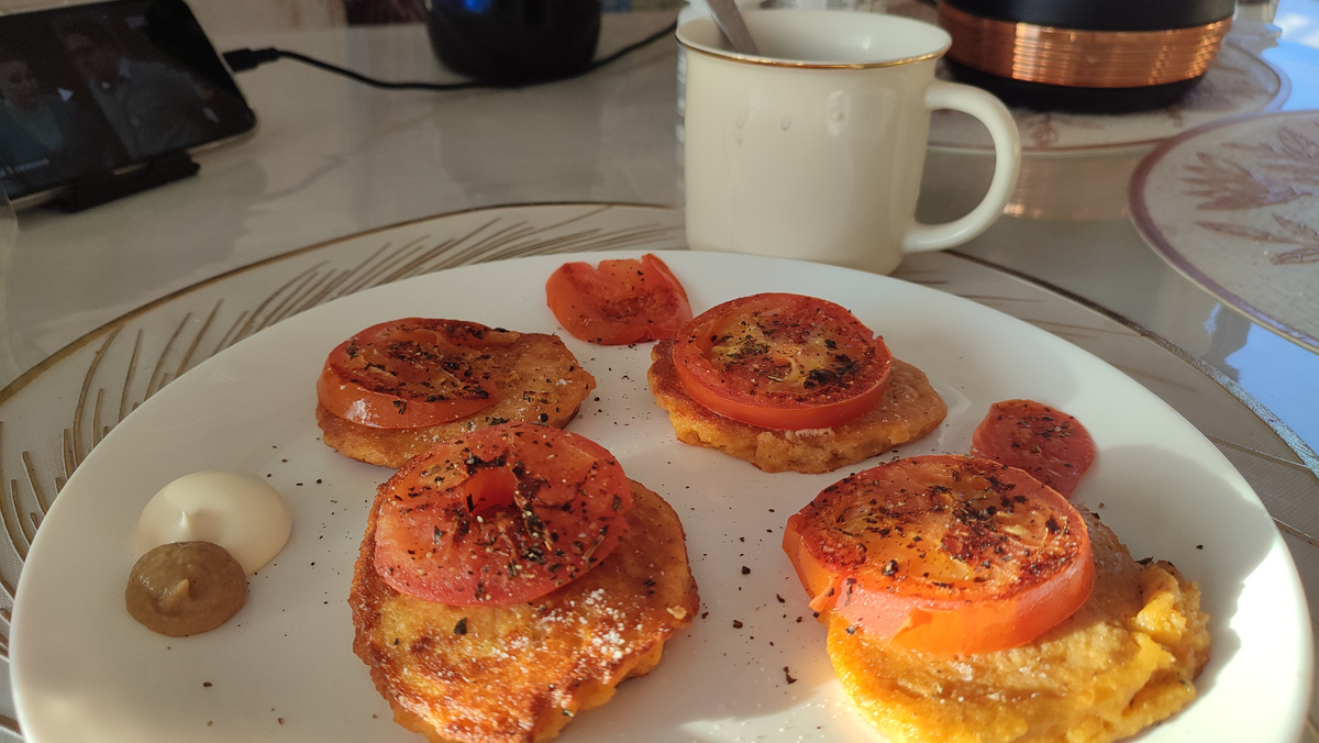 Помидоры жареные с базиликом, нутовые оладушки с копченой паприкой и чесноком. Майонез, горчица. Кофе
