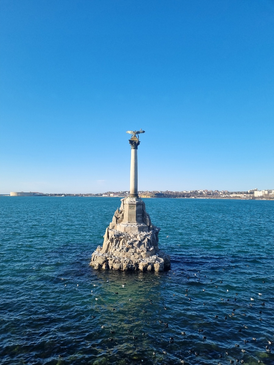 Памятник затопленным кораблям - символ Севастополя. Фото автора март 2026