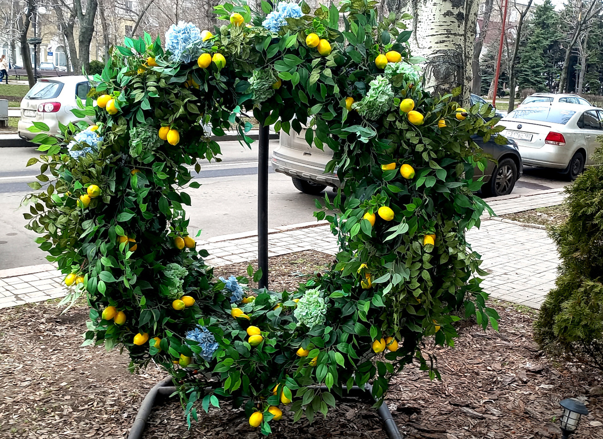 Донецкие кафе и рестораны оделись в желтое. Март 2026