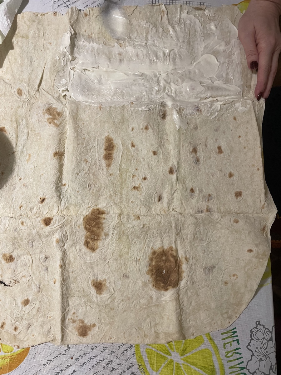    Промазываем лаваш майонезом