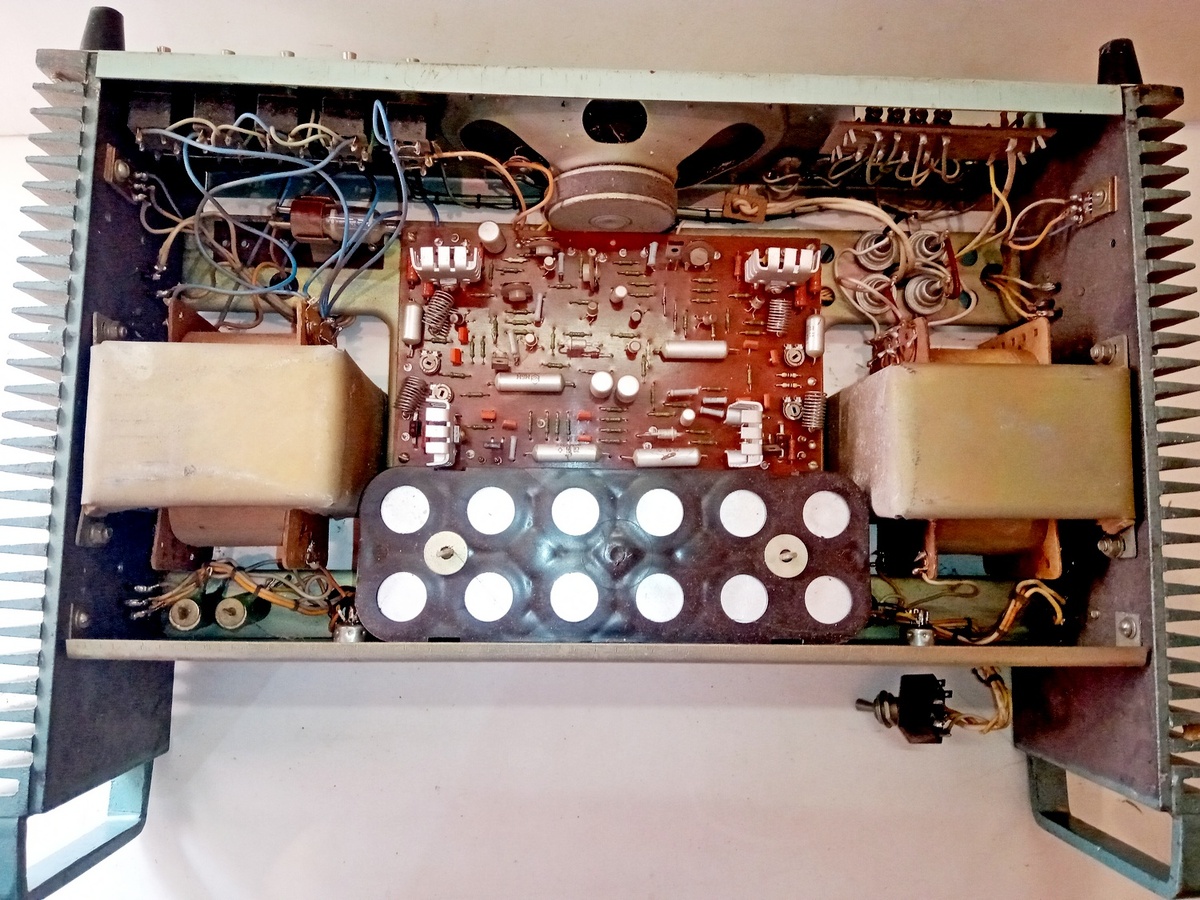 Усилитель без верхней крышки и передней панели.