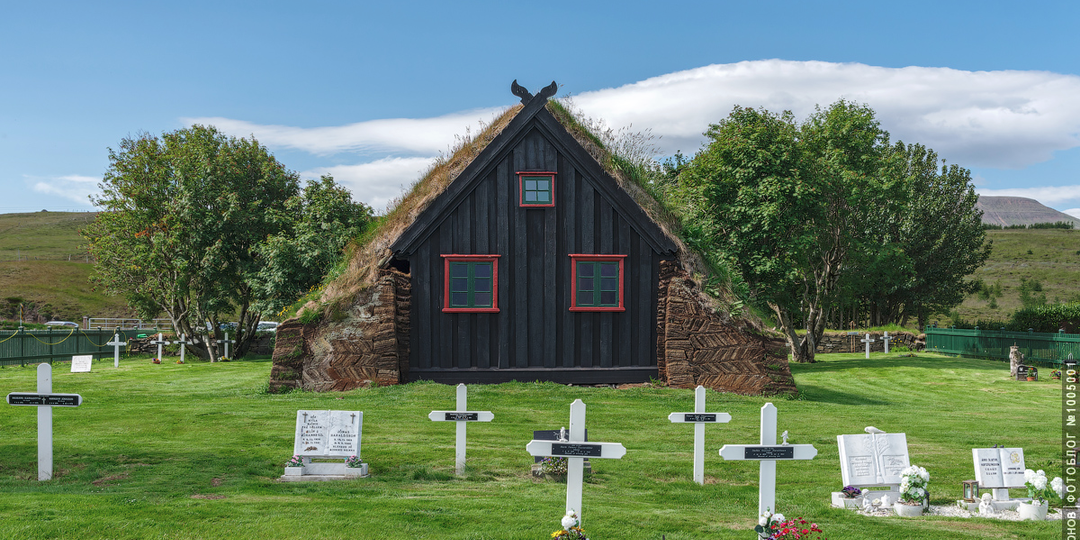 Чёрная церковь с дерновой крышей Видимираркиркья в Исландии
