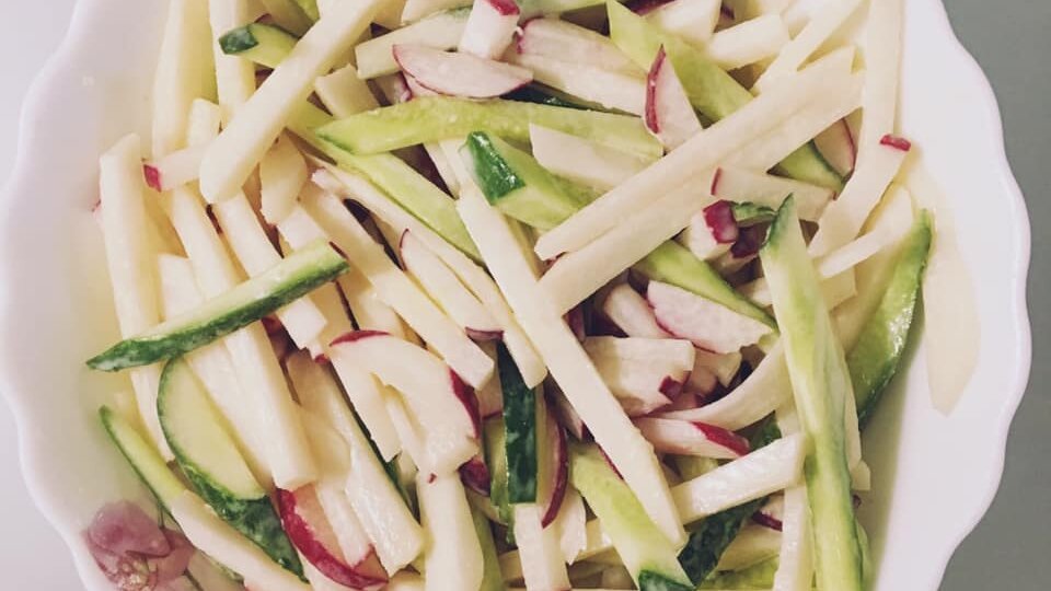 Салат с редькой, огурцом и редисом