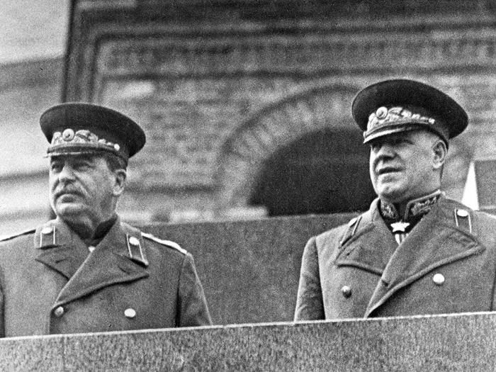 Жуков на трибуне со Сталиным