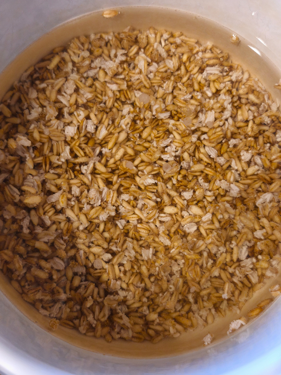 После замачивания овсяные зерна разбухают и кашу можно сварить быстрее