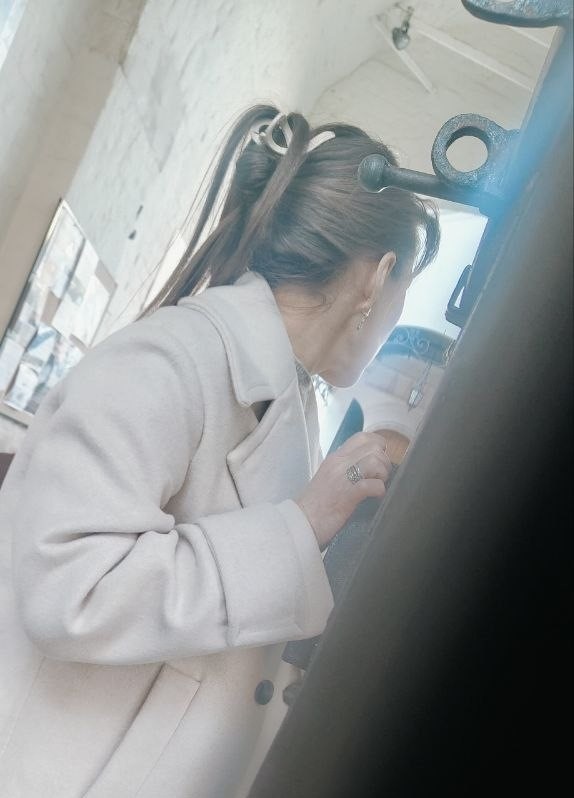 В воротах Высоко-Петровского монастыря. Гуляли сегодня с дочкой в этой чудесной обители. Слушайте отца Александра и рассматривайте фотографии из мужского московского монастыря. Листайте, там архитектурный ансамбль