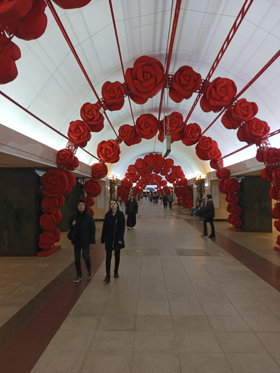 Станция "Трубная", переход на станцию "Цветной бульвар". Уважаемые пассажиры, при выходе из поезда не забывайте свои вещи. Все фото автора. 