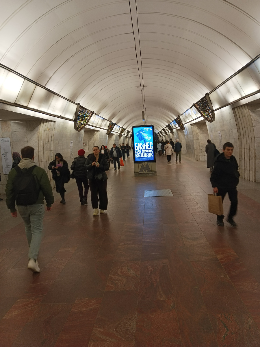 Станция "Цветной бульвар", переход на станцию "Трубная". Уважаемые пассажиры, при выходе из поезда не забывайте свои вещи. 