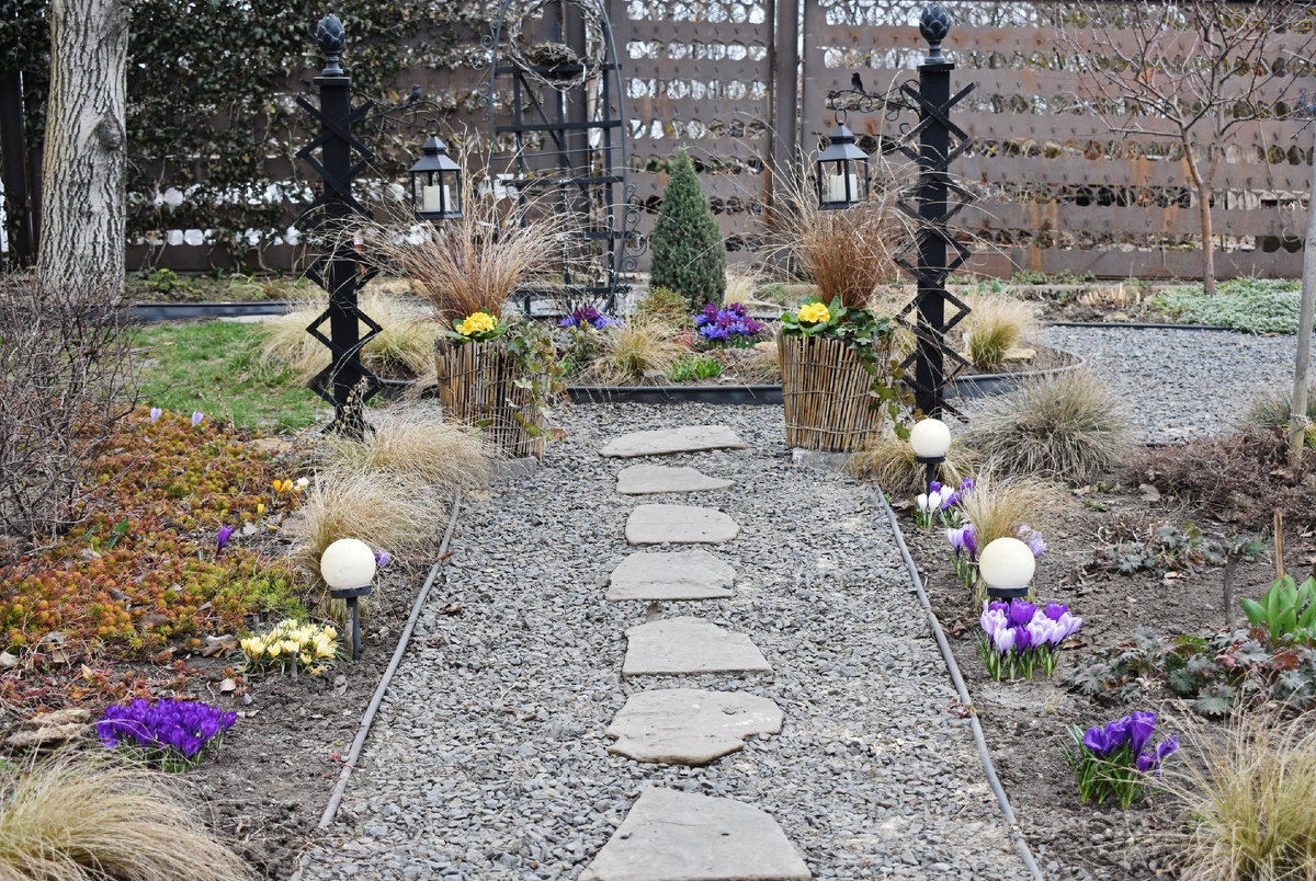 Весенняя дорожка к весенней клумбе