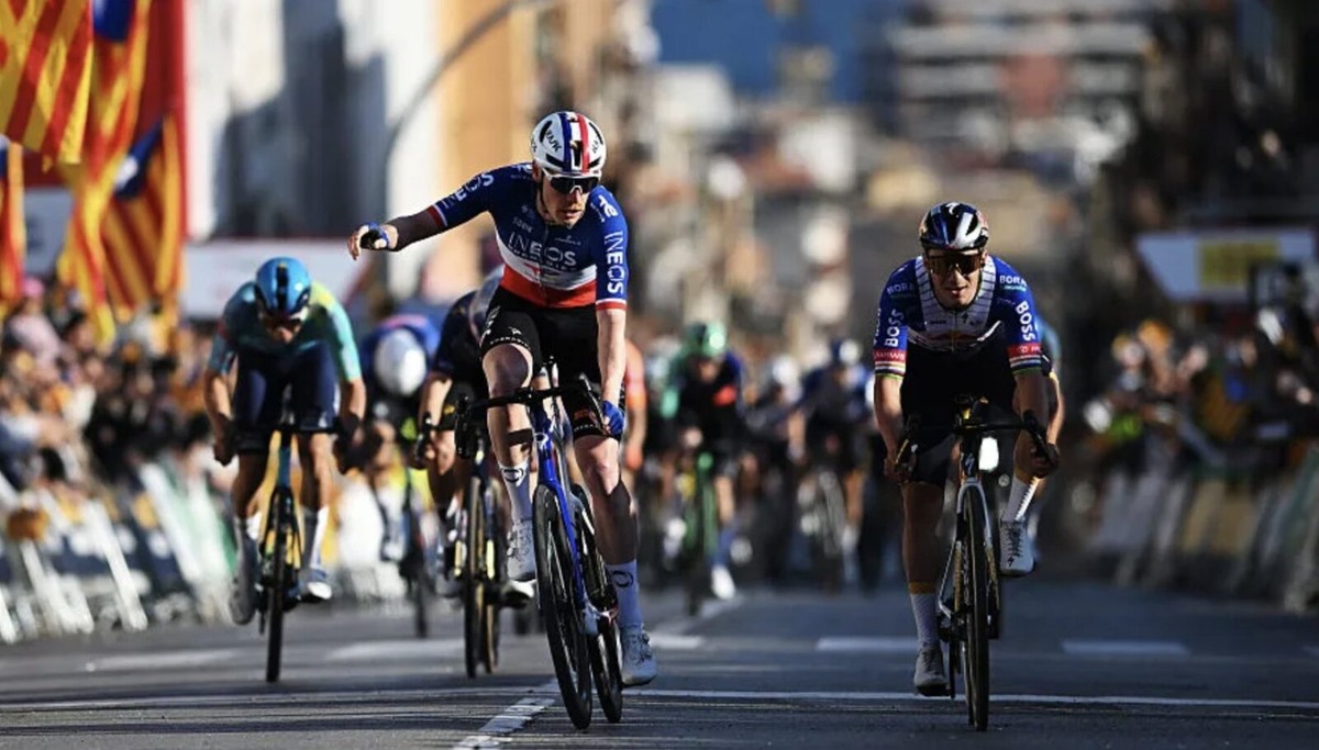    Дориан Годон и Ремко Эвенпул на финише первого этапа Вуэльты Каталонии 2026 года