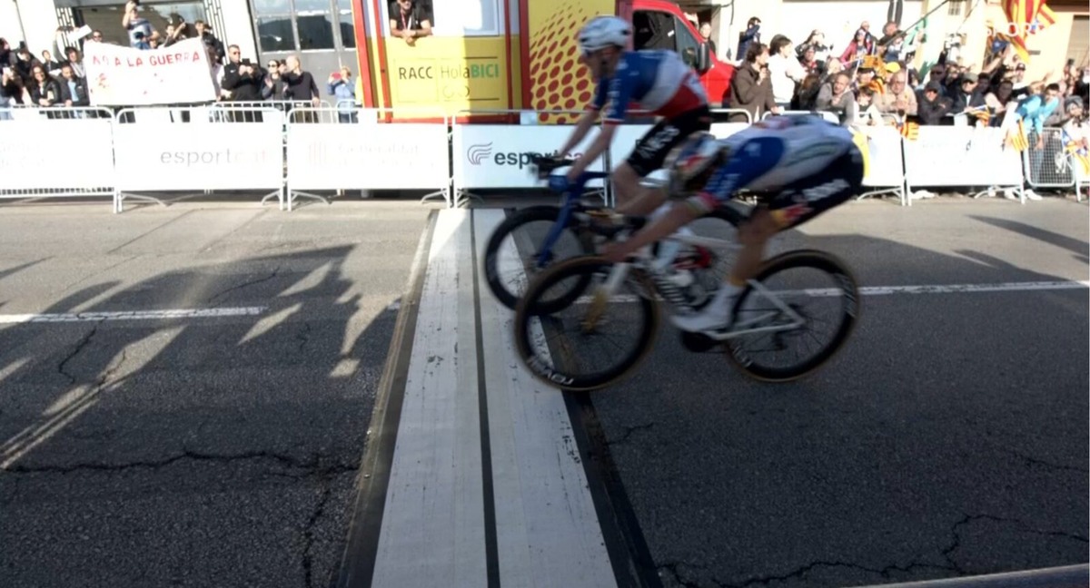 Дориан Годон и Ремко Эвенпул перед финишной чертой первого этапа Вуэльты Каталонии 2026 года  📷
