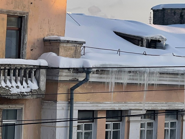 «Мокрое дело». Снег обнажил проблемы с крышами в Твери