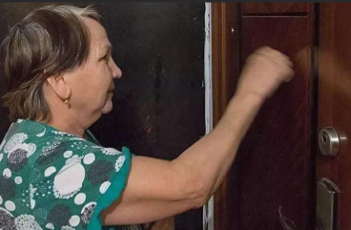 - Наташа, я сейчас выбью дверь, если ты не откроешь! - кричала свекровь