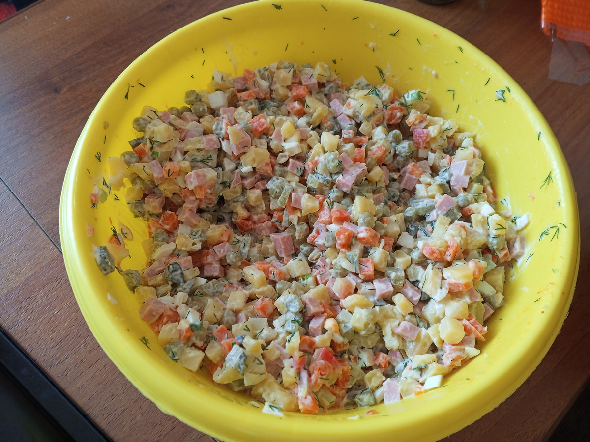 Это оливье в большом тазу, приготовил мой муж, точнее он все нарезал 😁.