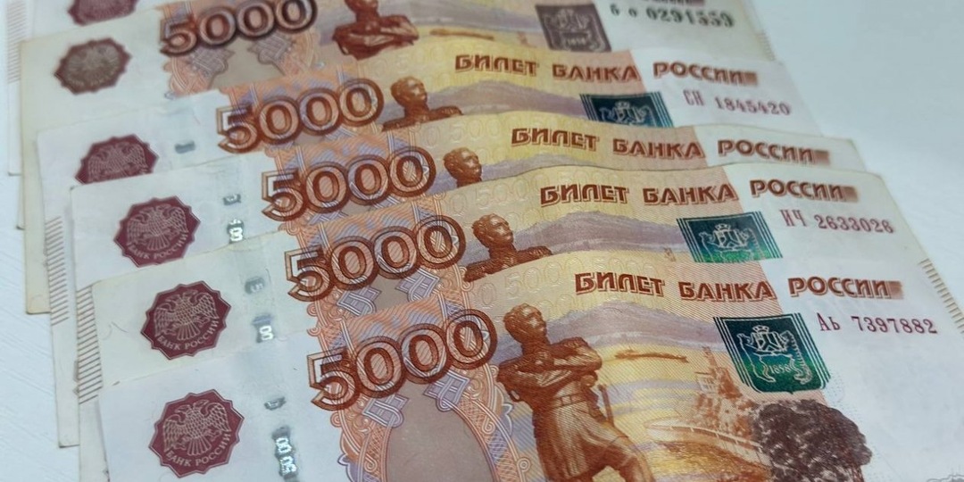 Деньги "под подушкой": какую сумму действительно стоит хранить дома - ответ удивит