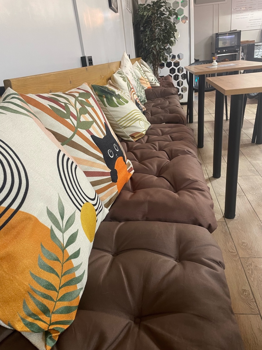 Внутри кофейни