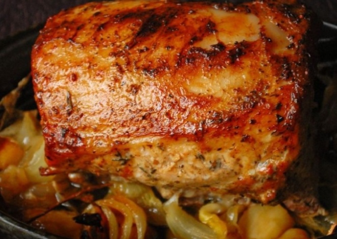 Нежнейшее мясо для семейного ужина :свиная корейка с чесноком и луком в духовке