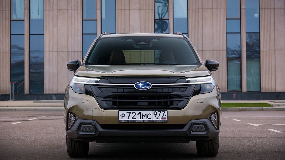 Subaru удалось переосмыслить чешскую философию Simply Clever, приправив ее японской надежностью. Они создали интуитивно понятный, просторный, удобный автомобиль, который вдобавок ко всему безукоризненно чувствует дорогу. Эта зрелая, отточенная годами уверенность проявляется в каждом повороте, ускорении и торможении Салон
Достаточно провести в салоне всего час, чтобы понять, что его компоновка продумана до мелочей. При этом вы не найдете в нем засилья сенсоров, путанных позиций меню и прочих атрибутов китайского автопрома 