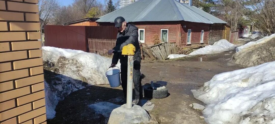 «Топим снег, а скоро и он исчезнет»: туляки несколько месяцев живут без воды