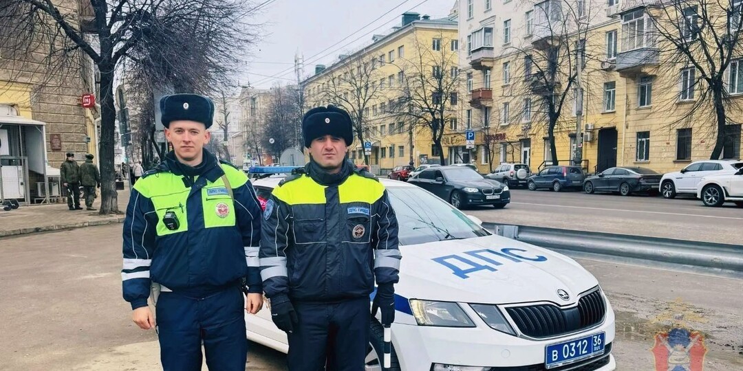 «Упал на тротуар без сознания»: дорожная полиция спасла воронежца на оживлённой улице