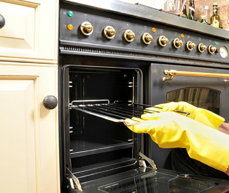 Как быстро и легко очистить духовку: простой способ с пищевой пленкой, который работает даже при сильном налёте